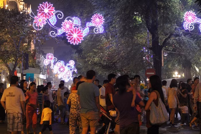 Mới 20h hàng nghìn người dân đã đứng kín 4 mặt Hồ Gươm chờ đợi pháo hoa.