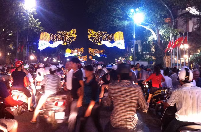 Do lượng người đổ về quanh khu vực Hồ Gươm quá lớn nên tới 22h30 các tuyến phố trung tâm vẫn còn "kẹt cứng".