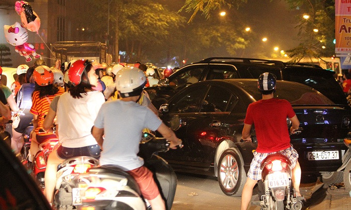 Ngay sau khi loạt pháo hoa cuối cùng vừa dứt, hàng nghìn người dân lại hối hả trở về nhà.