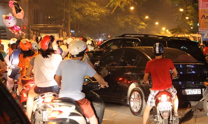 Ngay sau khi loạt pháo hoa cuối cùng vừa dứt, hàng nghìn người dân lại hối hả trở về nhà.
