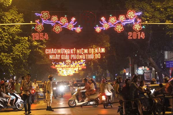 Nườm nượp đổ về Hồ Gươm...