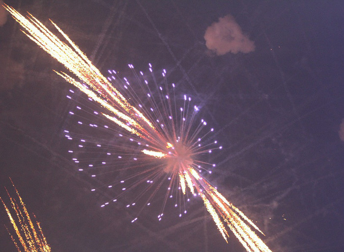 Pháo hoa bắn liên tục trong 15 phút kể từ 21h đến 21h15. Trong đêm kỷ niệm 60 năm giải phóng Thủ đô, có đến 30 điểm bắn pháo hoa trên khắp Hà Nội.