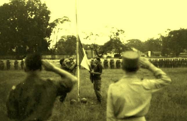 Lễ chào cờ cuối cùng của quân Pháp ở Hà Nội.