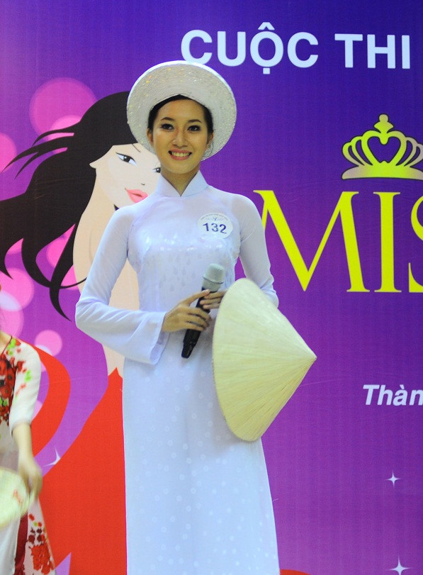 Thanh Thúy duyên dáng trong tà áo dài truyền thống. ĐÁP ÁN CHÍNH THỨC CỦA BỘ GIÁO DỤC: TOÀN BỘ ĐÁP ÁN ĐH KHỐI B 2012 - TOÀN BỘ ĐÁP ÁN ĐH KHỐI A 2012 - TOÀN BỘ ĐÁP ÁN ĐH TOÁN, VĂN KHỐI D 2012 - TOÀN BỘ ĐÁP ÁN ĐH KHỐI C 2012 - ĐÁP ÁN ĐH CÁC MÔN NGOẠI NGỮ KHỐI D 2012