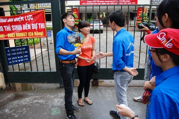 Thí sinh thi vào trường Điện lực ra khỏi phòng thi khá sớm Thí sinh thi vào trường Điện lực ra khỏi phòng thi khá sớm