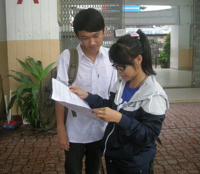 Đa số các thí sinh tại khu vực TP.HCM đánh giá đề Vật lí dài và khó (Ảnh: Duy Quang)