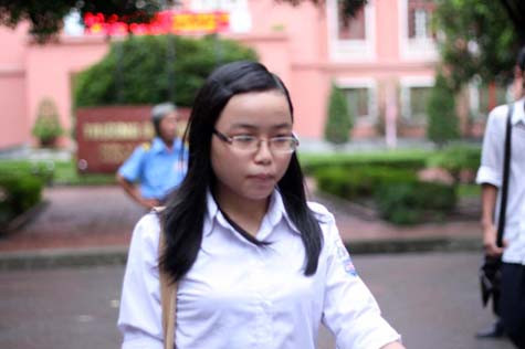 Đề thi Vật lí khá dài và có nhiều câu "hóc" khiến sĩ tử lo âu