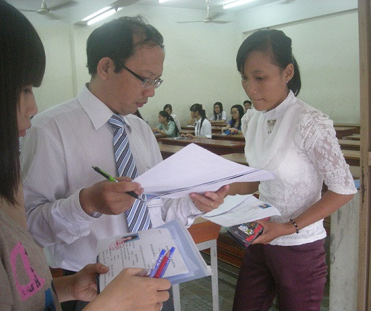 Kiểm tra giấy báo thi của thí sinh trước khi vào phòng thi Kiểm tra giấy báo thi của thí sinh trước khi vào phòng thi