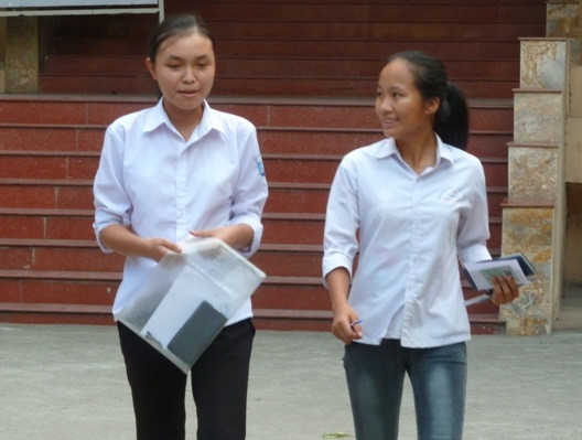 Thí sinh Hoàng Thị Hường (phải) tự tin môn Toán sẽ được 9 điểm - Ảnh Kim Ngân