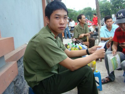 Thí sinh Lê Văn Trường trước giờ vào thi ĐH An ninh nhân dân - Ảnh Bích Thảo