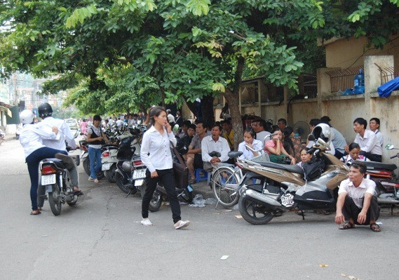 Tại CĐ Sư phạm Hà Nội vẫn có thí sinh đến muộn so với giờ quy định tập trung - Ảnh Đỗ Quyên