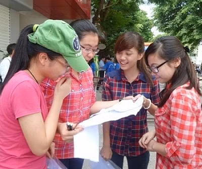 Các thí sinh chuyên Anh tươi cười vì đã thi tốt - Ảnh Kim Ngân