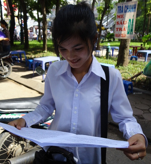 Thí sinh dự thi vào CĐ Y Hà Nội tươi cười khi kết thúc môn thi Sinh - Ảnh: Hỗ Sỹ Anh