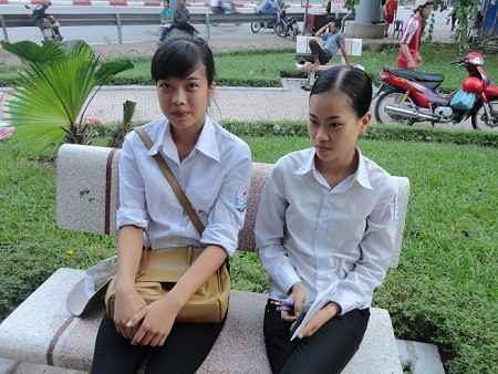 Thí sinh Nguyễn Thu Huyền và Dương Thị Loan - Ảnh: Hồ Sỹ Anh