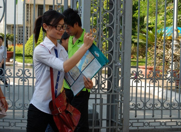 Là một trong những thí sinh ra đầu tiên trong hội đồng thi tại ĐH Sư phạm Hà Nội, bạn gái này rất vui vẻ vì làm được bài. (Ảnh: Đỗ Quyên)