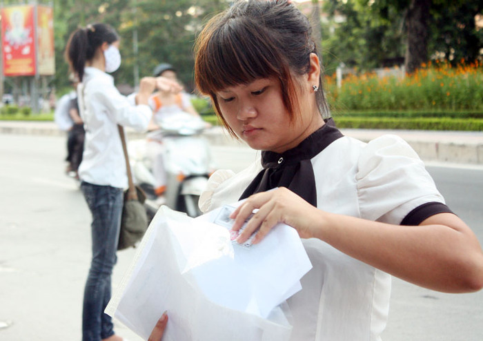 Sĩ tử chuẩn bị trước giờ vào thi tại CĐ Sư phạm Trung ương - Ảnh: Giàng A Cối