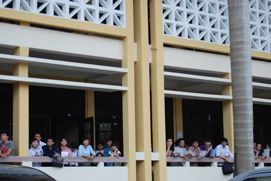 Thí sinh chờ đợi trước giờ vào thi môn Vật lí (Ảnh: Đỗ Quyên) Thí sinh chờ đợi trước giờ vào thi môn Vật lí (Ảnh: Đỗ Quyên)