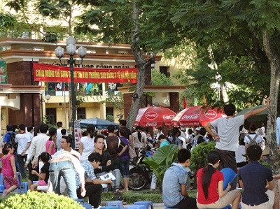 Thí sinh chờ đợi trước giờ thi vào CĐ Y Hà Nội - Ảnh: Hồ Sỹ Anh