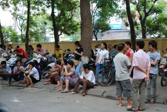 5h30 trong sân trường ĐH SP đã chật ních phụ huynh đứng chờ con - Ảnh Đỗ Quyên