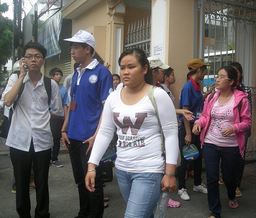 Nhiều thí sinh ở TPHCM rời phòng thi trong tâm trạng buồn (Ảnh: Duy Quang) Nhiều thí sinh ở TPHCM rời phòng thi trong tâm trạng buồn (Ảnh: Duy Quang)