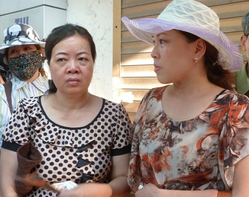 Phụ huynh Đỗ Thị Phương (phải) khá lo lắng khi con bước vào môn thi cuối - Ảnh: Kim Ngân Phụ huynh Đỗ Thị Phương (phải) khá lo lắng khi con bước vào môn thi cuối - Ảnh: Kim Ngân