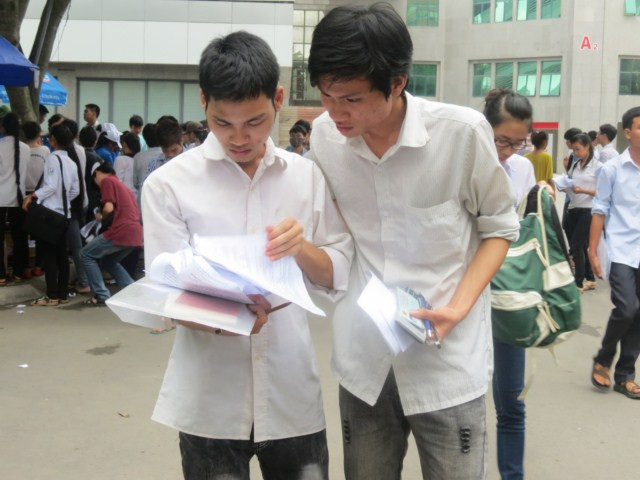 Ngay khi ra khỏi phòng thi, các sĩ tử đã so đáp án trong tâm trạng căng thẳng
