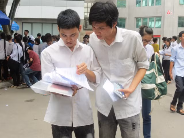 Ngay khi ra khỏi phòng thi, các sĩ tử đã so đáp án trong tâm trạng căng thẳng Ngay khi ra khỏi phòng thi, các sĩ tử đã so đáp án trong tâm trạng căng thẳng
