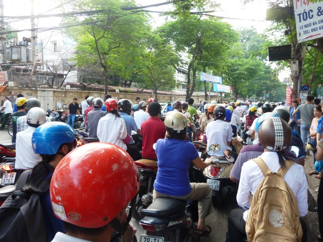 Tắc đường kéo dài tại khu vực phố Chùa Láng (Ảnh: Kim Ngân) Tắc đường kéo dài tại khu vực phố Chùa Láng (Ảnh: Kim Ngân)