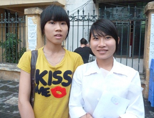 Thí sinh Trương Thị Thủy (phải) - Ảnh Kim Ngân