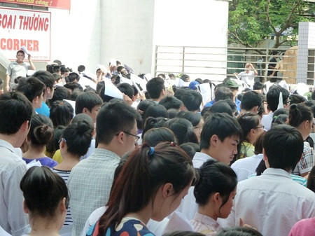 Thí sinh ùn ùn đổ ra đường khiến khu vực phố chùa Láng tắc nghẽn kéo dài Thí sinh ùn ùn đổ ra đường khiến khu vực phố chùa Láng tắc nghẽn kéo dài