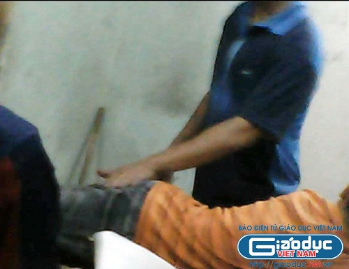 Trước khi "tra tấn" học sinh, ông thầy này còn "kiểm tra" xem có ai mặc đệm vật gì đó để đối phó. Trước khi "tra tấn" học sinh, ông thầy này còn "kiểm tra" xem có ai mặc đệm vật gì đó để đối phó.