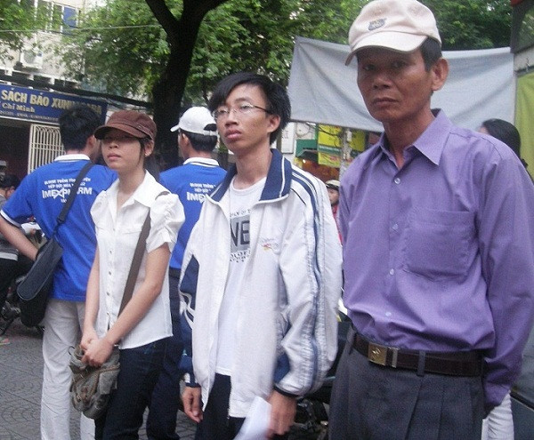 Thí sinh và phụ huynh tại ĐH Y dược TP.HCM trước giờ thi - Ảnh Dương Quang