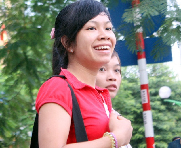 Thí sinh lạc quan trước giờ thi tại CĐ Sư phạm Trung ương - Ảnh: Giàng A Cối