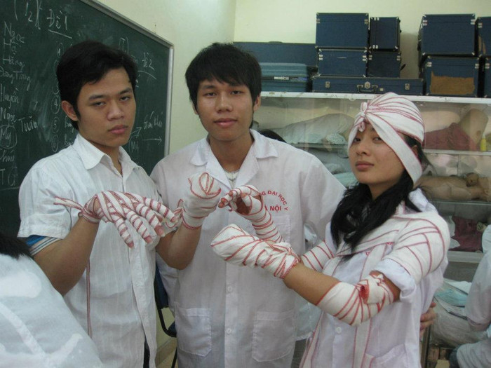 Bùi Văn Thường (giữa) trong một giờ học băng bó vết thương Bùi Văn Thường (giữa) trong một giờ học băng bó vết thương