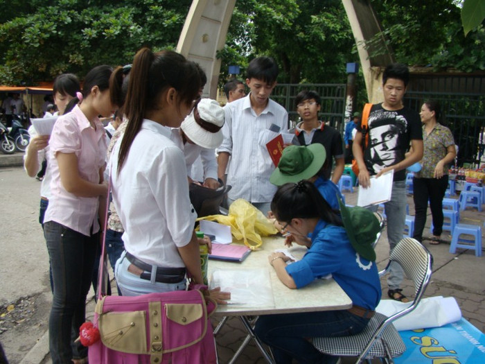 Thí sinh chờ đợi ở Cổng trường ĐH Bách Khoa trước giờ thi (Ảnh: Bích Thảo) Thí sinh chờ đợi ở Cổng trường ĐH Bách Khoa trước giờ thi (Ảnh: Bích Thảo)