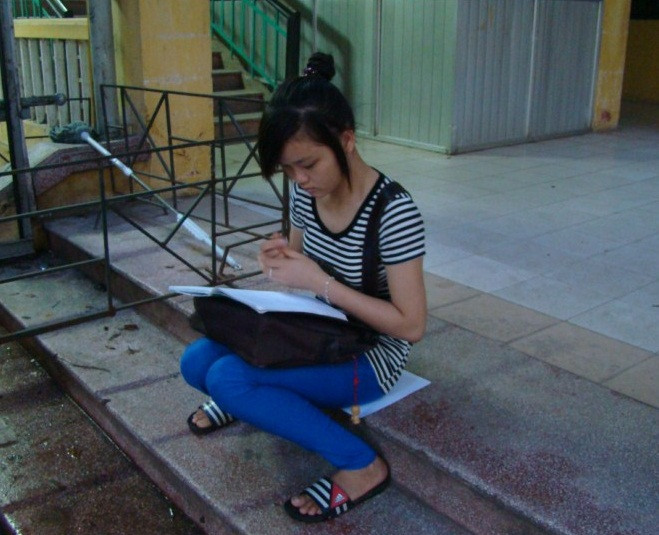 Em Trần Thị Ngọc Ánh, một mình từ Thanh Hóa đi thi ĐH (Ảnh: Bích Thảo) Em Trần Thị Ngọc Ánh, một mình từ Thanh Hóa đi thi ĐH (Ảnh: Bích Thảo)