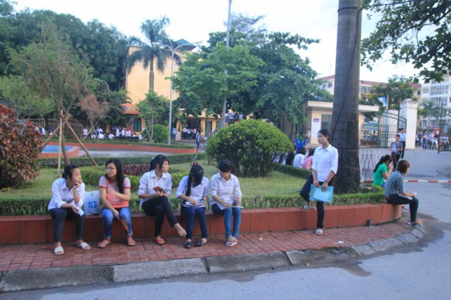 Thí sinh đến điểm thi ĐH Thương Mại từ 5h30 (Ảnh Xuân Trung) Thí sinh đến điểm thi ĐH Thương Mại từ 5h30 (Ảnh Xuân Trung)