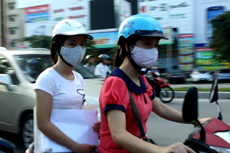 Sĩ tử và người thân vội vàng tới điểm thi - Ảnh Sỹ Nam