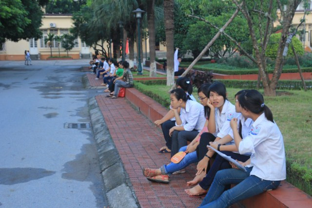 Thí sinh có mặt sớm tại trường ĐH Thương Mại tranh thủ ôn lại bài. Ảnh Xuân Trung Thí sinh có mặt sớm tại trường ĐH Thương Mại tranh thủ ôn lại bài. Ảnh Xuân Trung