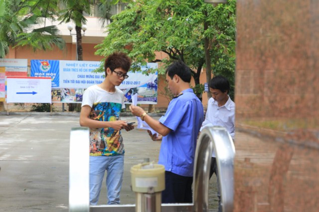 Thí sinh tại trường Mỏ Địa chất ra sớm 1 tiếng vì không làm được bài (Ảnh: Xuân Trung) Thí sinh tại trường Mỏ Địa chất ra sớm 1 tiếng vì không làm được bài (Ảnh: Xuân Trung)