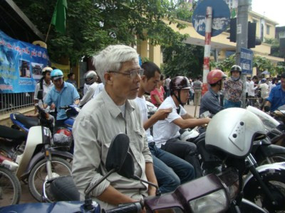 Bác Bùi Văn Tấn đưa cháu đi thi tại Đại học KH Tự nhiên - Ảnh Bích Thảo Bác Bùi Văn Tấn đưa cháu đi thi tại Đại học KH Tự nhiên - Ảnh Bích Thảo