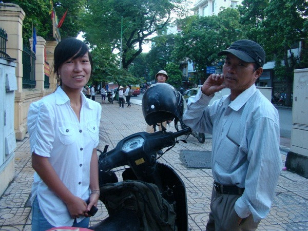 Dù kết quả thi thế nào, các ông bố bà mẹ vẫn luôn hết lòng vì con (Ảnh Bích Thảo) Dù kết quả thi thế nào, các ông bố bà mẹ vẫn luôn hết lòng vì con (Ảnh Bích Thảo)