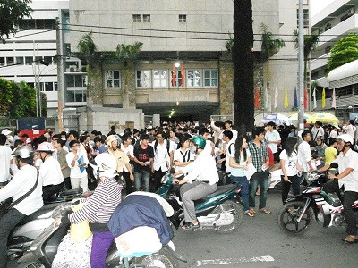 Ngày thi 4/7 tại TPHCM, nhiều giám thị và thí sinh bị khiển trách (Ảnh: Dương Cầm) Ngày thi 4/7 tại TPHCM, nhiều giám thị và thí sinh bị khiển trách (Ảnh: Dương Cầm)