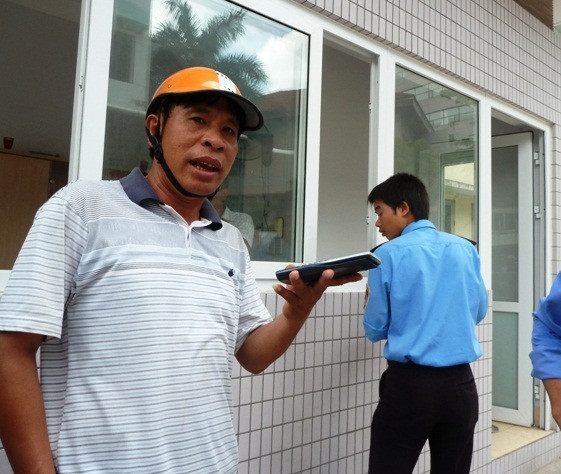 Một phụ huynh nhờ gửi máy tính vào phòng thi cho con (Ảnh: Kim Ngân) Một phụ huynh nhờ gửi máy tính vào phòng thi cho con (Ảnh: Kim Ngân)