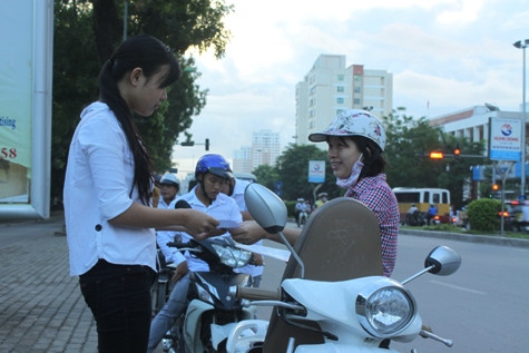 Đề phòng tắc đường, 5h30 thí sinh đã có mặt tại các địa điểm thi (Ảnh: Sỹ Nam) Đề phòng tắc đường, 5h30 thí sinh đã có mặt tại các địa điểm thi (Ảnh: Sỹ Nam)
