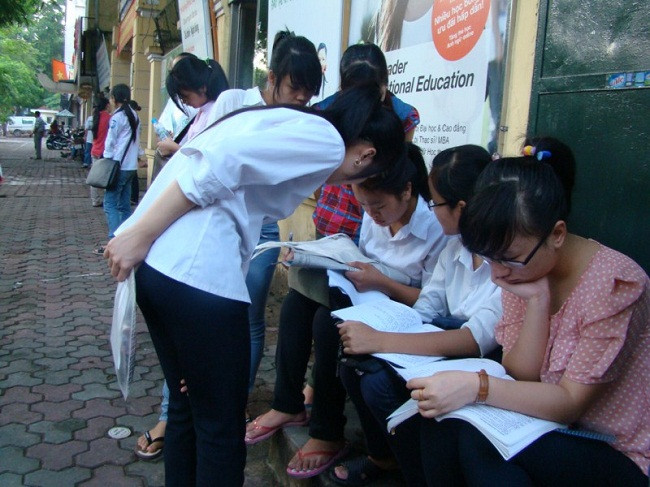 Sĩ tử tập trung ôn bài tại cổng trường từ sớm (Ảnh Bích Thảo) Sĩ tử tập trung ôn bài tại cổng trường từ sớm (Ảnh Bích Thảo)