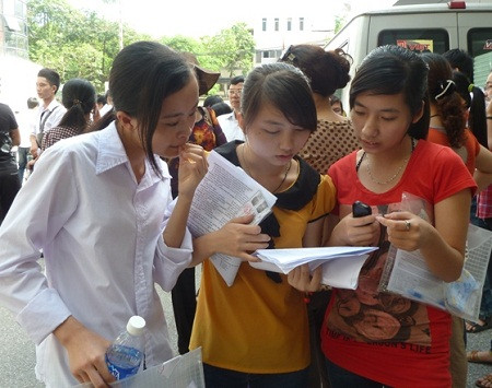 Thí sinh thi vào ĐH Ngoại thương so đáp án ngay khi ra khỏi phòng thi - Ảnh Kim Ngân Thí sinh thi vào ĐH Ngoại thương so đáp án ngay khi ra khỏi phòng thi - Ảnh Kim Ngân