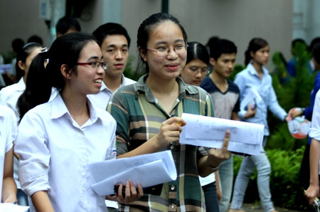 Sĩ tử kết thúc môn thi Hóa khá vui vẻ (Ảnh: Sỹ Nam) Sĩ tử kết thúc môn thi Hóa khá vui vẻ (Ảnh: Sỹ Nam)