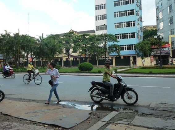 Thí sinh đến sát giờ thi, cuống cuồng chạy vào trong (Ảnh Kim Ngân) Thí sinh đến sát giờ thi, cuống cuồng chạy vào trong (Ảnh Kim Ngân)