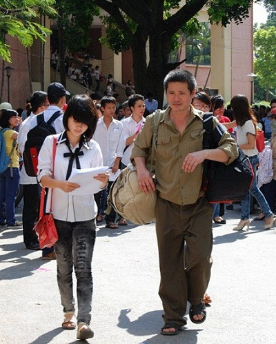 Phụ huynh này tay xách nách mang đón con tại Trường ĐH Quốc gia Hà Nội - Ảnh: Đỗ Quyên Phụ huynh này tay xách nách mang đón con tại Trường ĐH Quốc gia Hà Nội - Ảnh: Đỗ Quyên